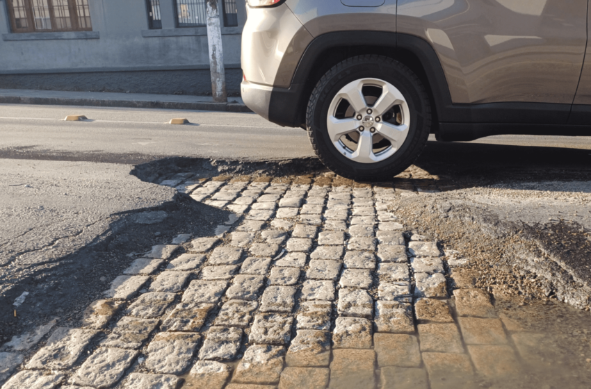  Crateras no pavimento tomam conta da rua Tiradentes
